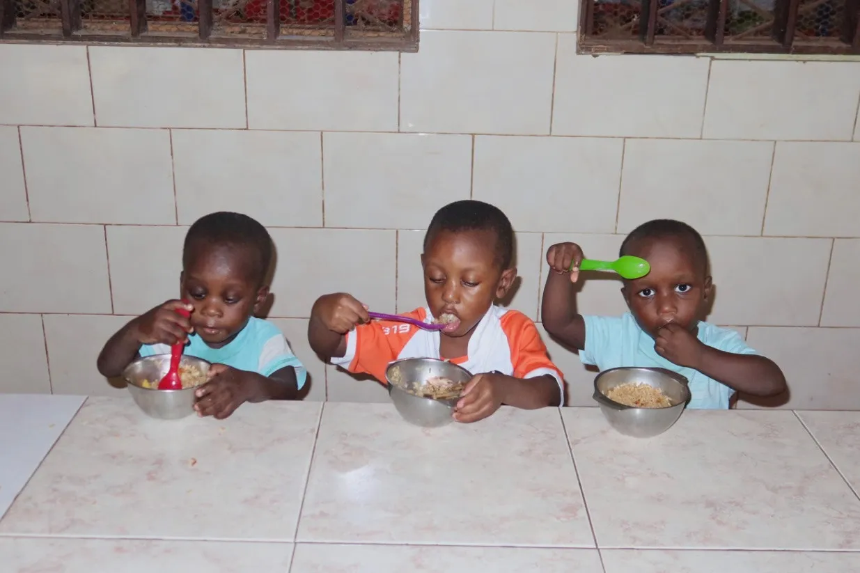 Kinder beim Schulessen in Balanta Sabor
